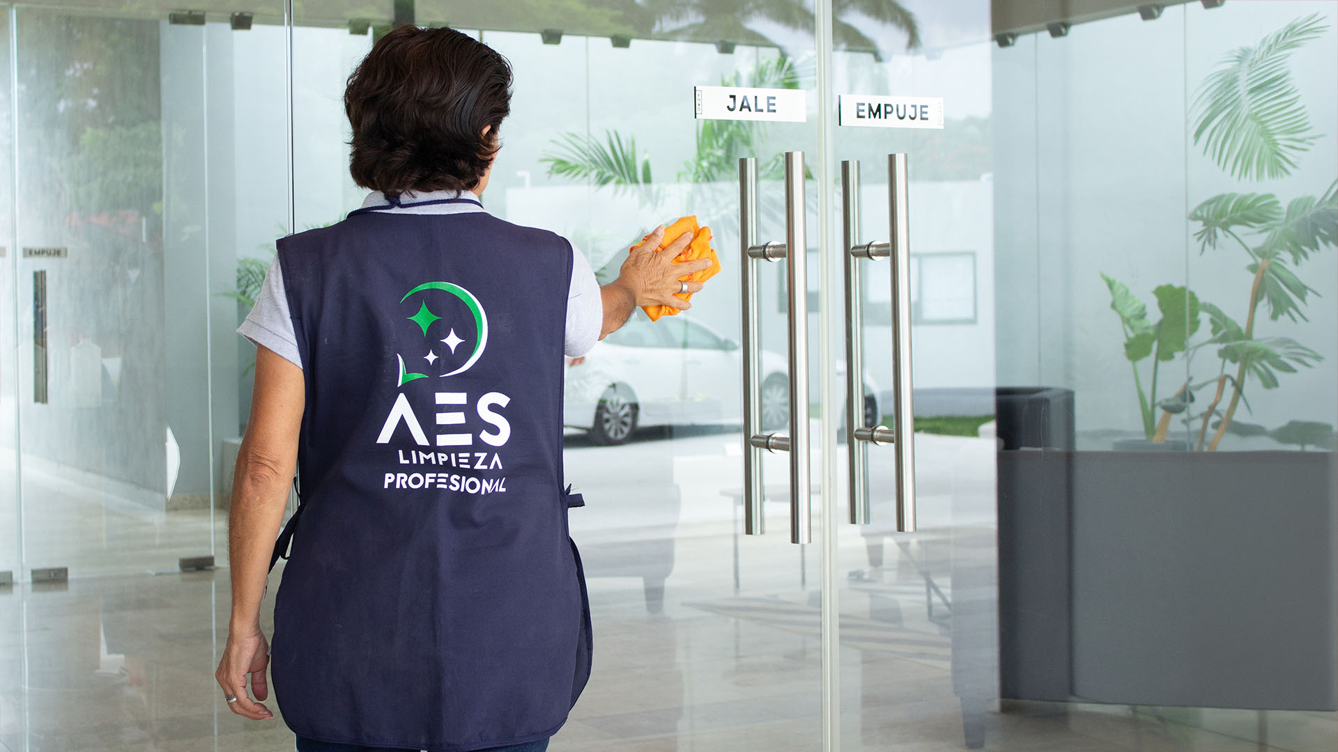 Personal de limpieza profesional en oficina — AES Limpieza