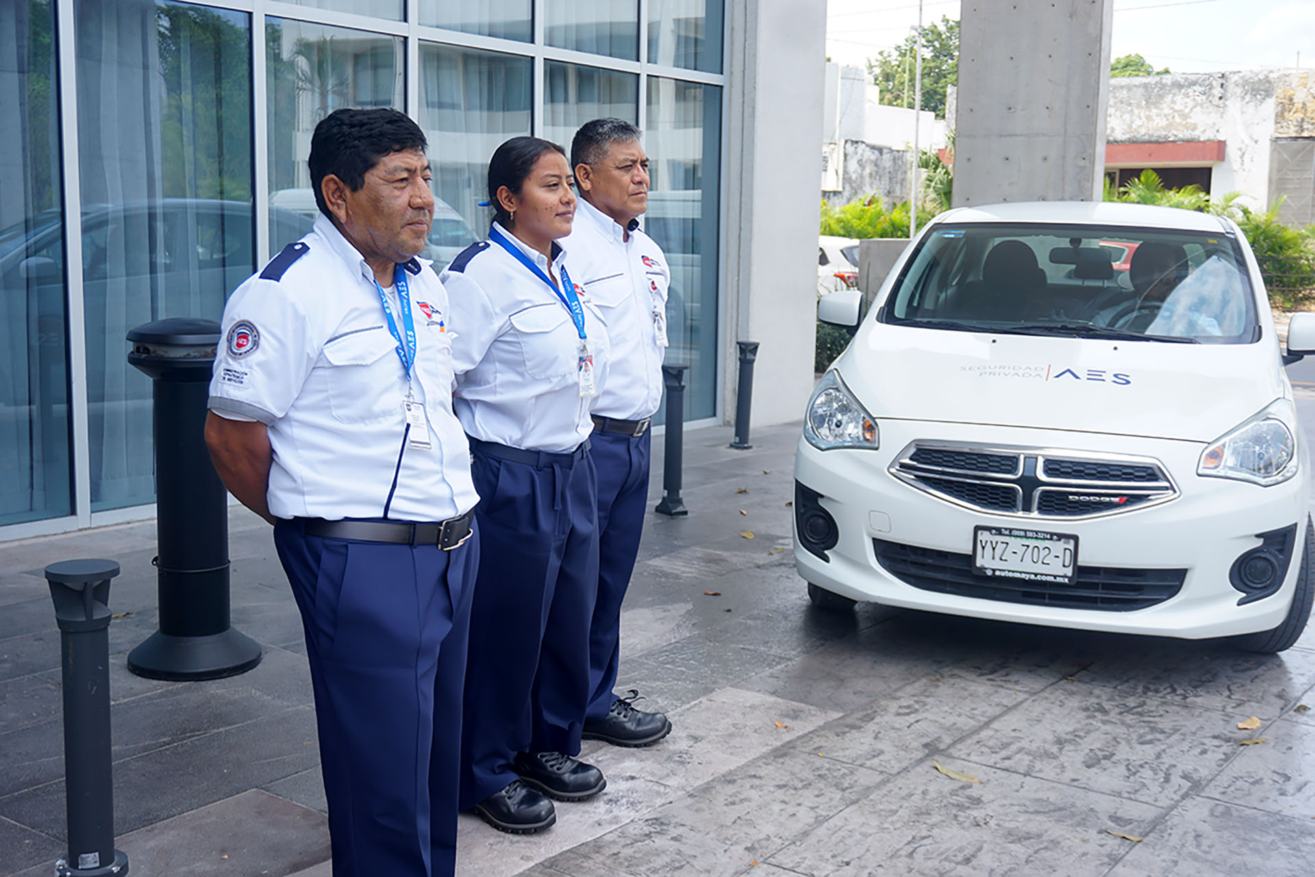 Guardia de seguridad en acceso corporativo — AES Seguridad